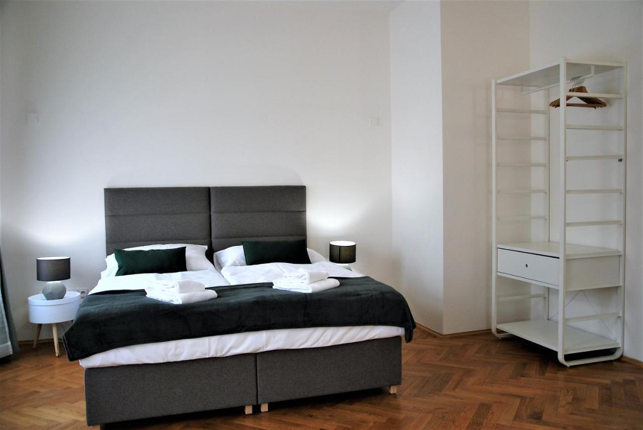 White Swan Boutique Apartments براغ المظهر الخارجي الصورة